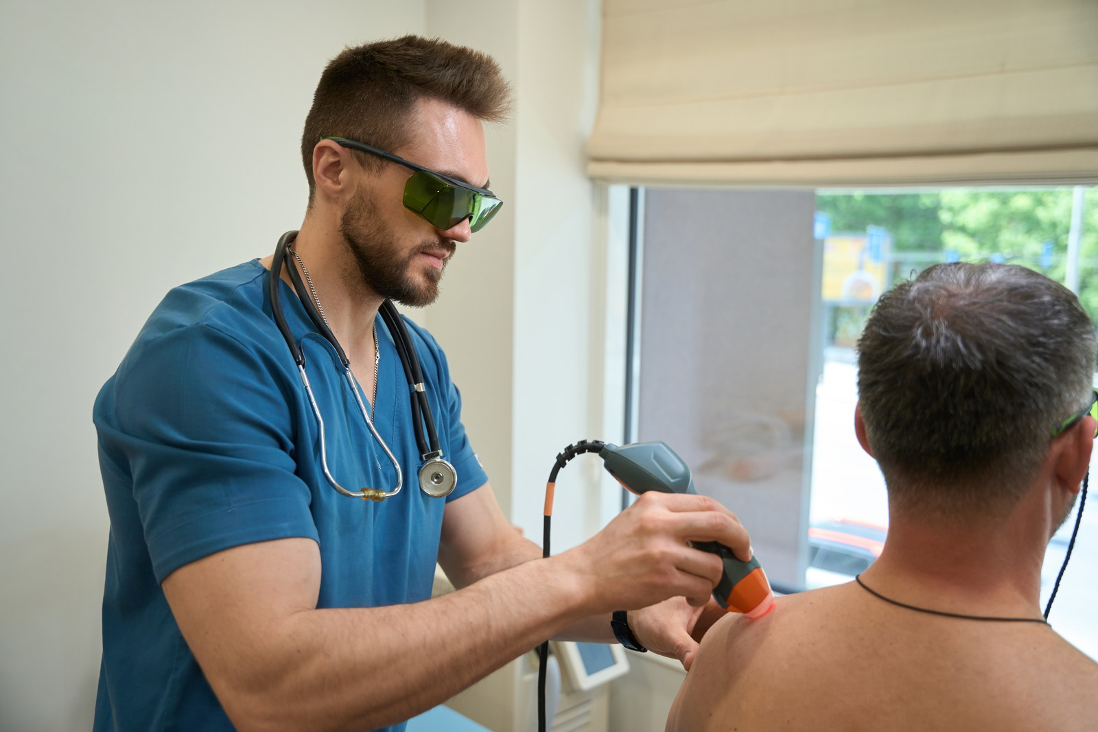 Laserska terapija (HIL – visokozmogljivi laser) Laserska terapija HIL (High Intensity Laser Therapy)